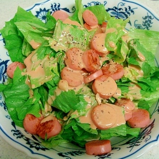 レタスとカリカリ魚肉ソーセージのサラダ